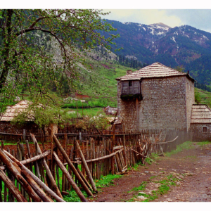 Střílnový dům v horách (Fushë Lurë, Albánie 1995) 005S