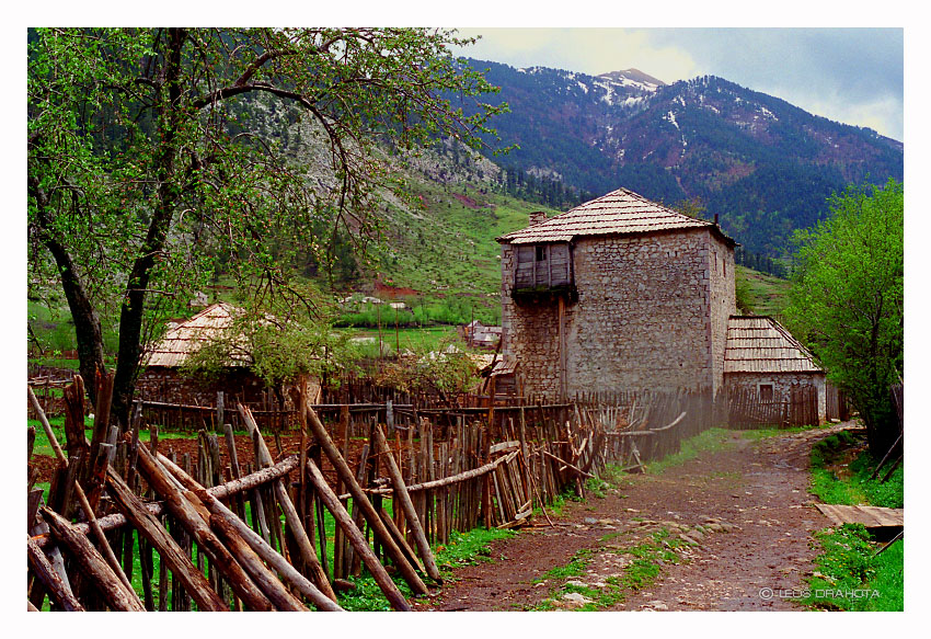 Střílnový dům v horách (Fushë Lurë, Albánie 1995) 005S