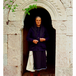 Žena ve dveřích střílnového domu (Fushë Lurë, Albánie 1995) 006S