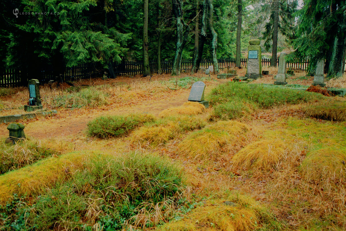 Starý sklářský hřbitov v Kristiánově (listopad) 2003_n004_0031