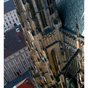 Novogotická západní věž katedrály sv. Víta z hlavní jižní gotické věže (2007) 3995